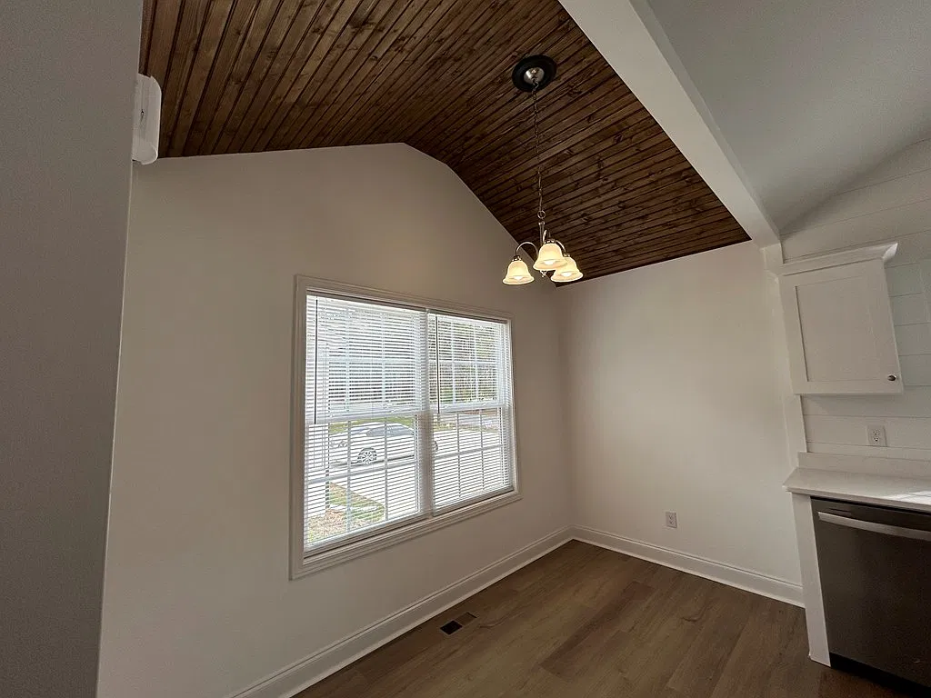 2 bed, 1.0 bath, $1,300 — Photo 4
