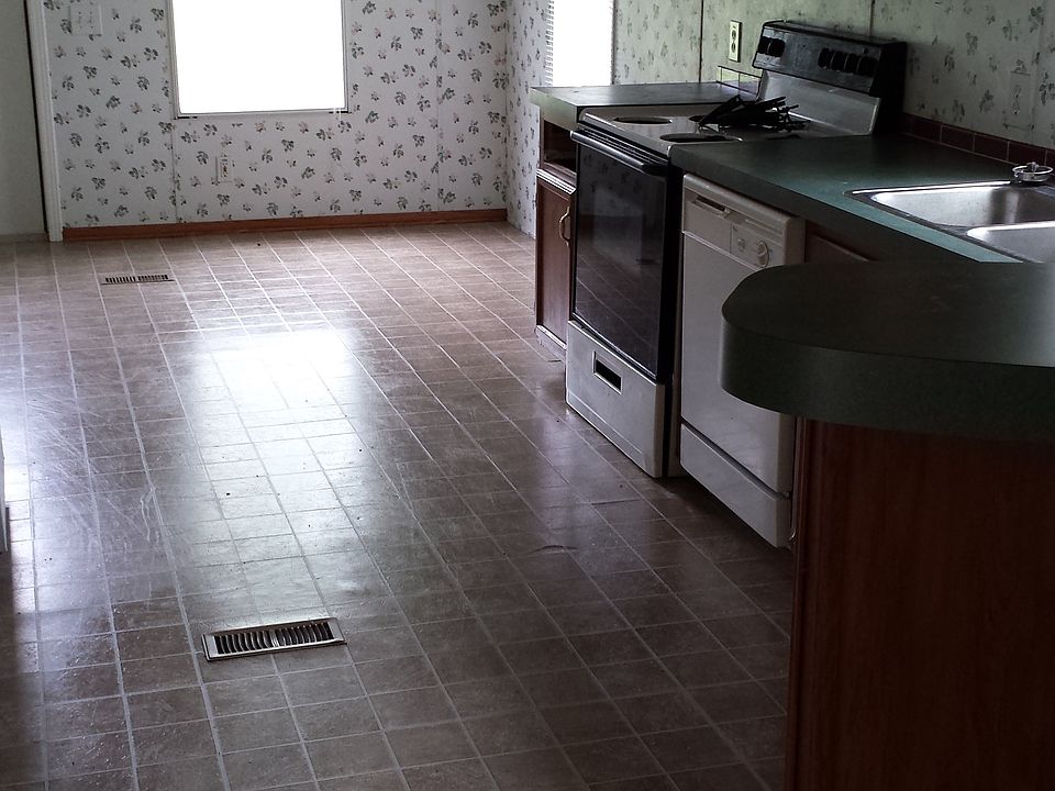 Beautiful, large kitchen & eat-in dining area