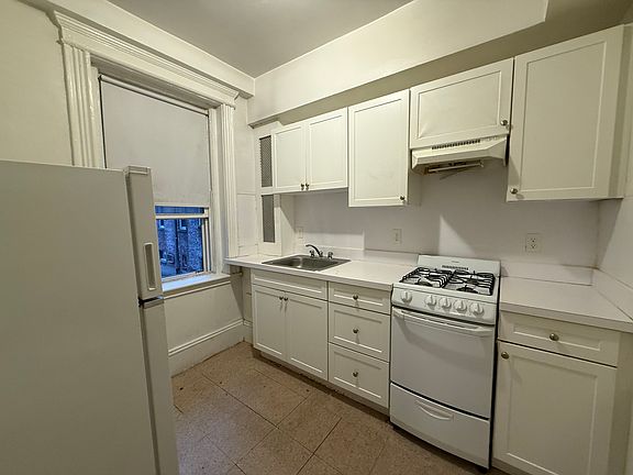 3rd image of 122 Warren St