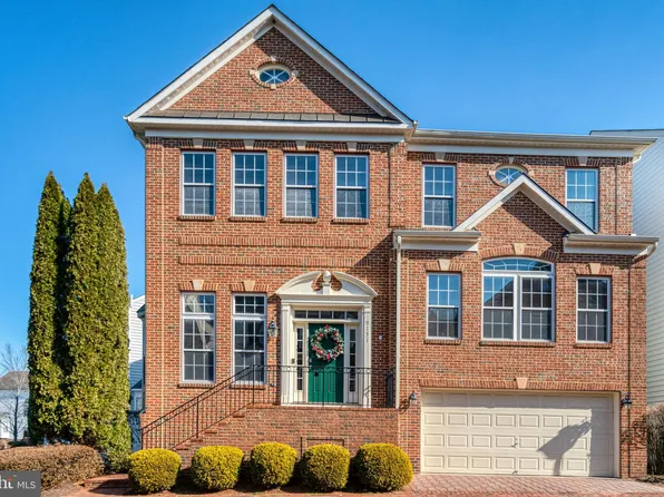 9131 Lake Parcel Dr, Fort Belvoir, VA 22060