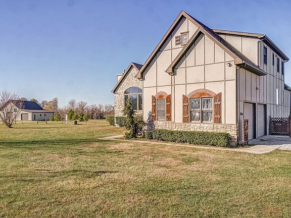 3rd image of 7782 N Yorkshire Ln