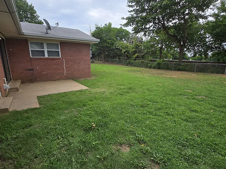 Crest Dr — Photo 11