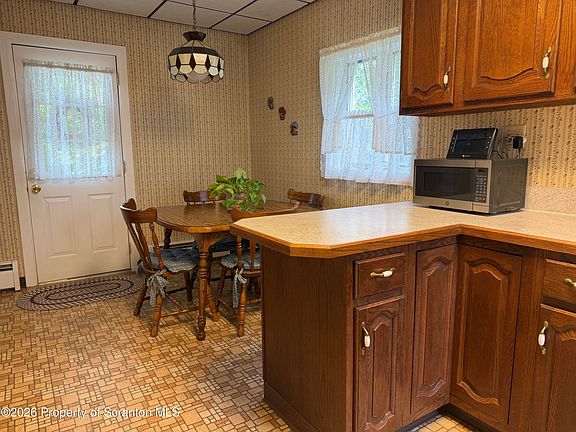 5th image of 148 Hollister Ave