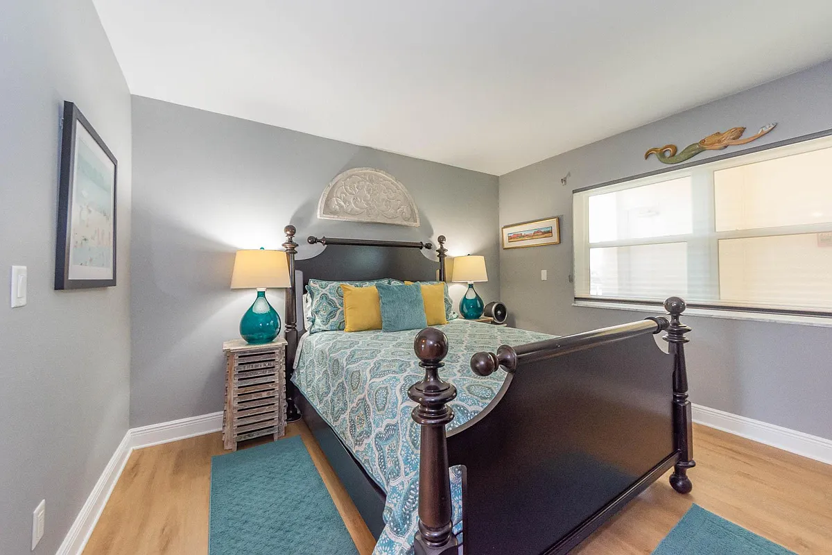 Building Photo - 1715 Ocean Dr #3B
