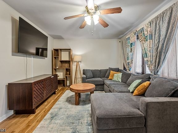 5th image of 16 Highview Dr