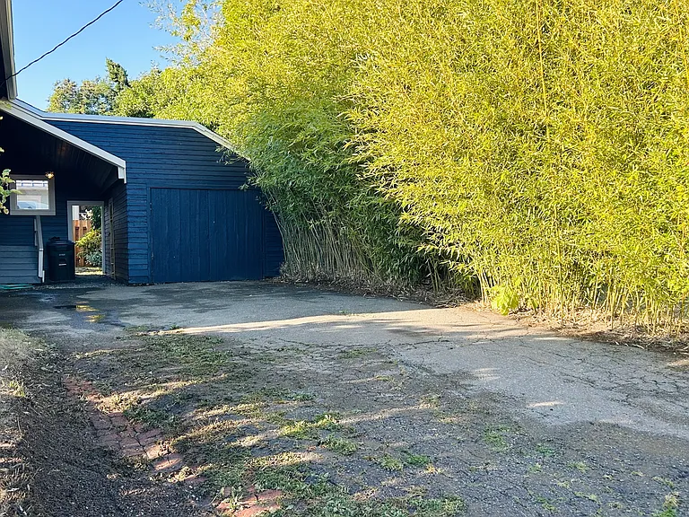2200 Iron St — Photo 4