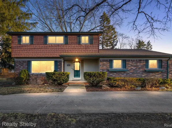 27720 Stanford Ct, Lathrup Village, MI 48076