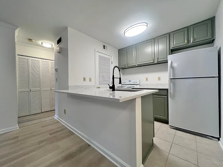 125 Granville Ct — Photo 3