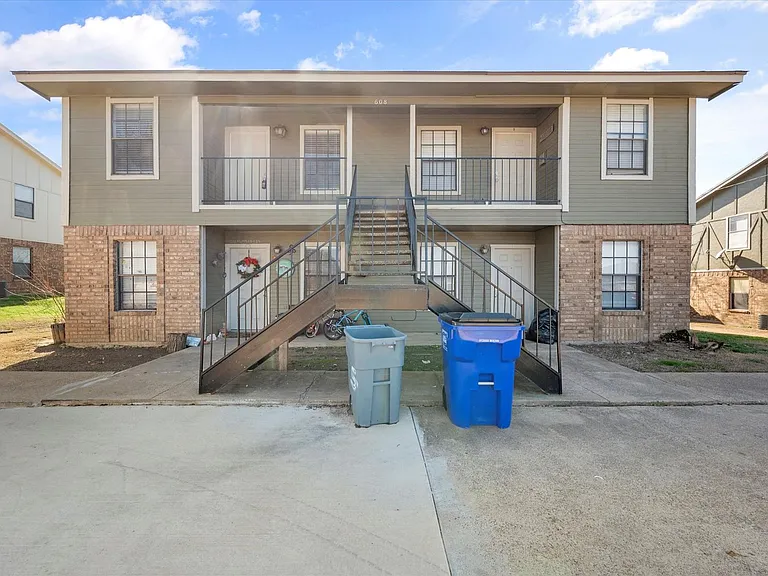 606 Kings Way Dr — Photo 2
