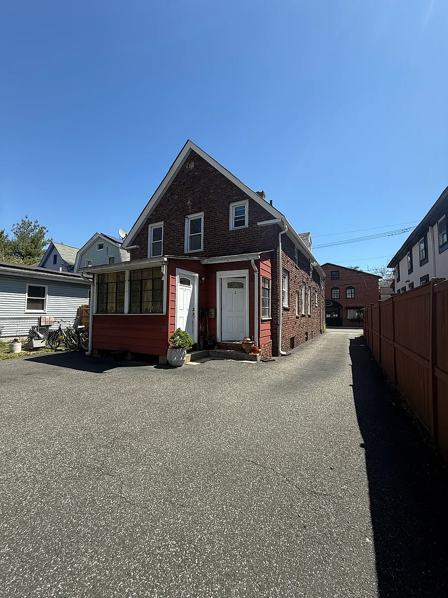 Building Photo - 646 Main St #2