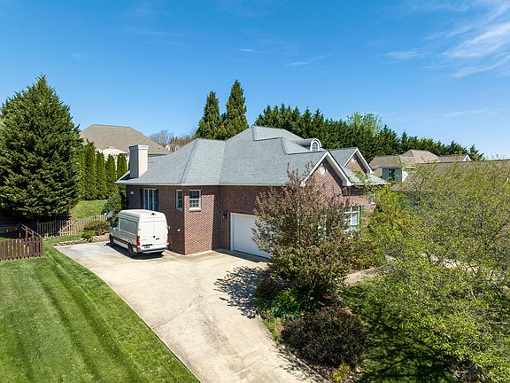 4th image of 414 Emerald Chase Cir