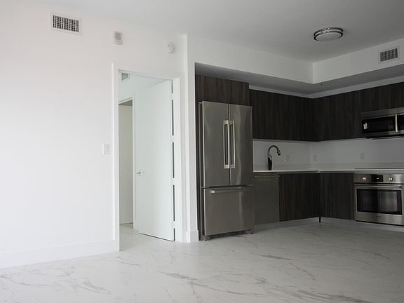 3rd image of 488 NE 18th St Unit 3314