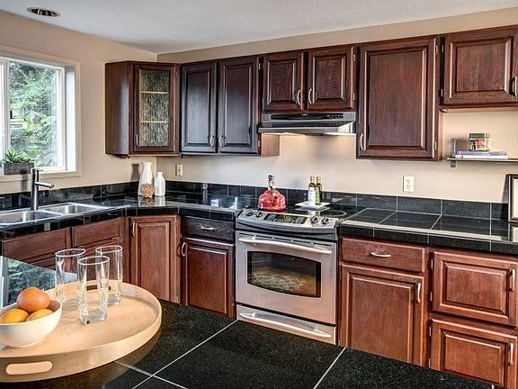 3rd image of 1028 Lakeview Blvd E APT 5