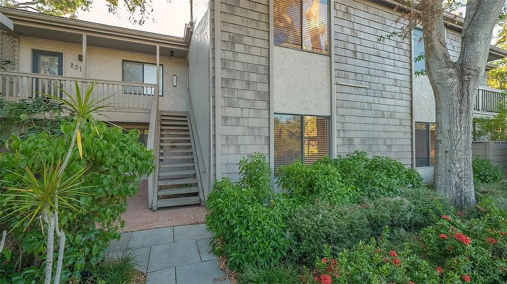 3 bed, 2.0 bath, 1320 sqft, $2,500 — Photo 3