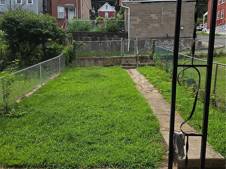 1502 E 7th St — Photo 12
