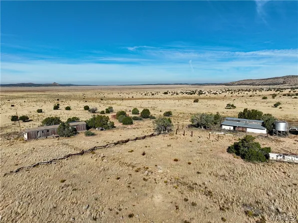 37100 W Double Back Dr, Seligman, AZ 86337