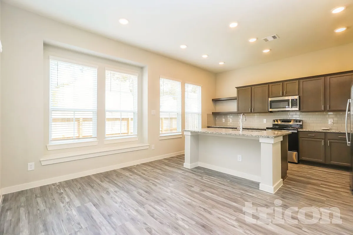 Building Photo - 9835 Willow Creek Commerce Dr #310