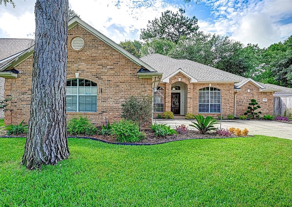 Welcome home to gorgeous curb appeal and mature trees!