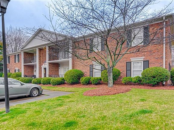 2nd image of 6 Fountain Manor Dr