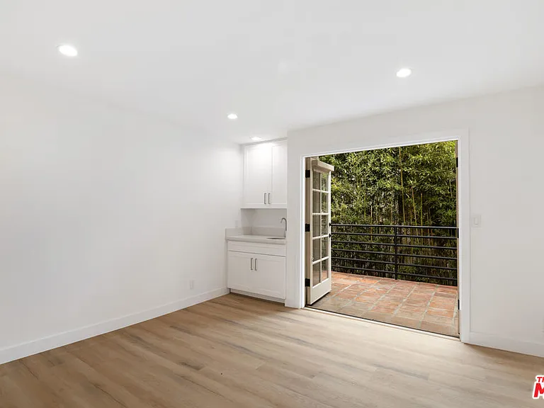 824 Westmount Dr #2 — Photo 4
