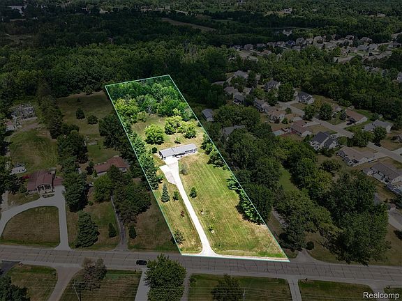 2nd image of 1488 N Long Lake Rd