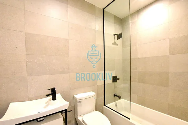 Rented by Tapiro Realty | media 37