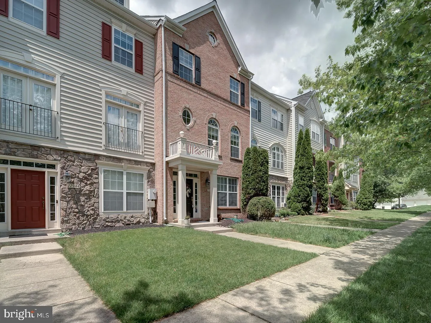 3 bed, 4.0 bath, 2000 sqft, $3,200 — Photo 2