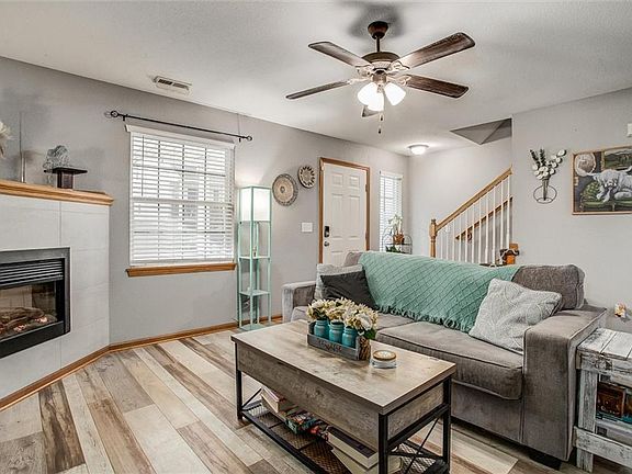 5th image of 400 NE Coldwater Creek Dr