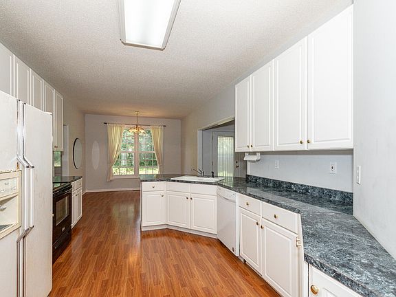 3rd image of 838 Somerset Dr