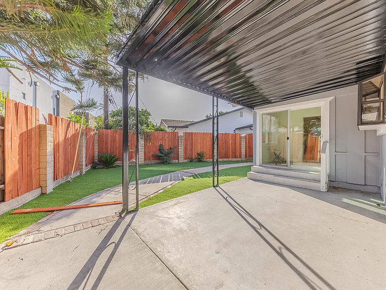 714 Genoa St — Photo 39