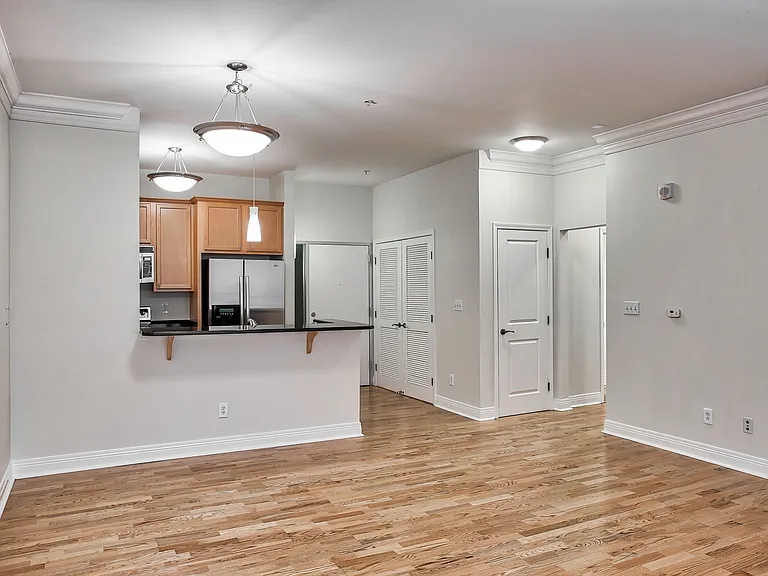 Maxwell Apartments — Photo 31