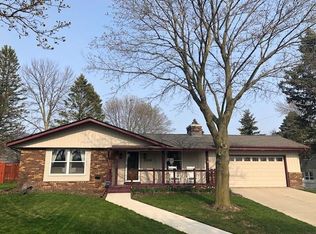 916 Fairview Dr, Port Washington, WI 53074