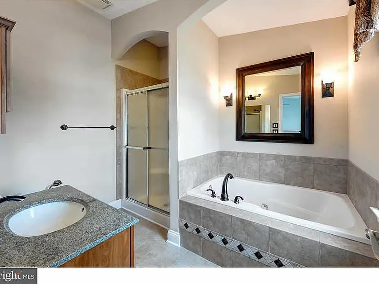 1676 Laura Ln — Photo 11