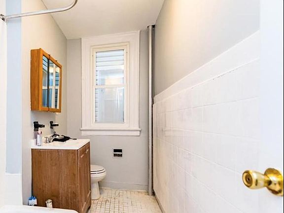 4th image of 1307 College Ave #1