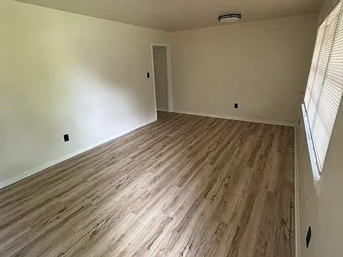 414 E Avenue B — Photo 2