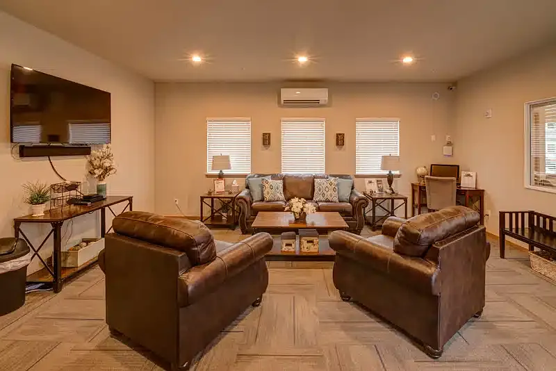 Macintosh Court Apartments — Photo 4