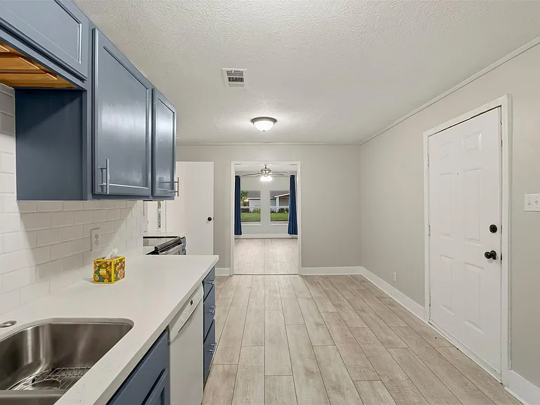 406 Gresham St — Photo 2
