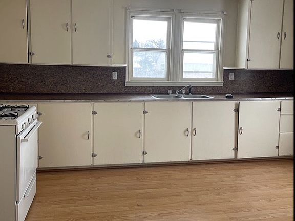 5th image of 411 E Maiden St #3