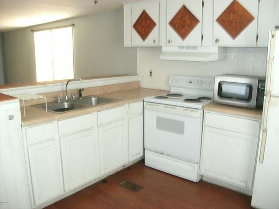 3rd image of 500 Leslie Dr