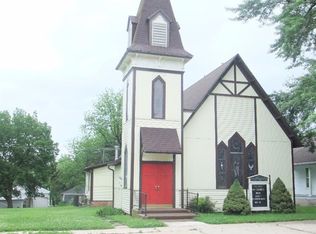 114 N 10th St, Wymore, NE 68466