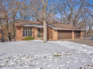 214 Woodridge Dr, Vadnais Heights, MN 55127