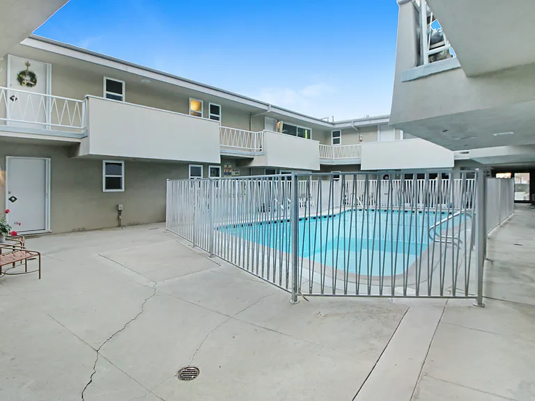 Courtyard/Pool
