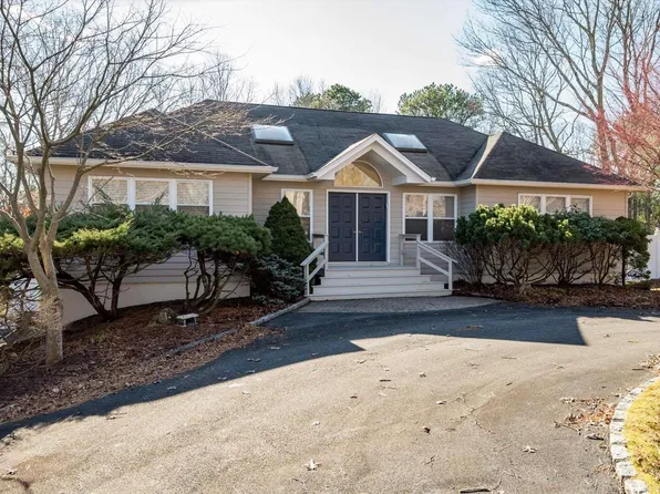 15 Bettina Court, Hampton Bays, NY 11946