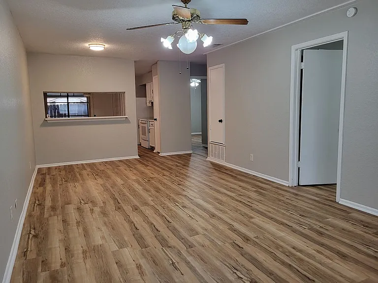 1051 Country Club Dr #19 — Photo 5