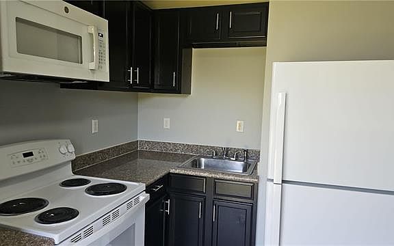 2nd image of 924 Deslonde St APT B