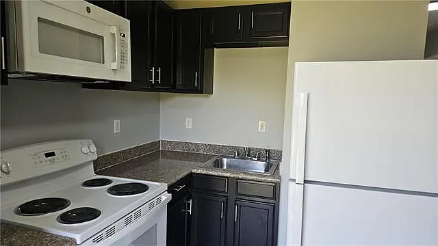 924 Deslonde St #B — Photo 2