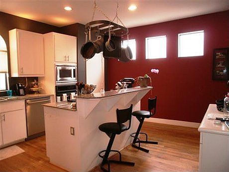4th image of 914 W 25th St