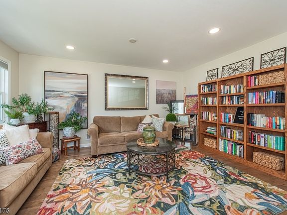 4th image of 32 Bowfell Ct