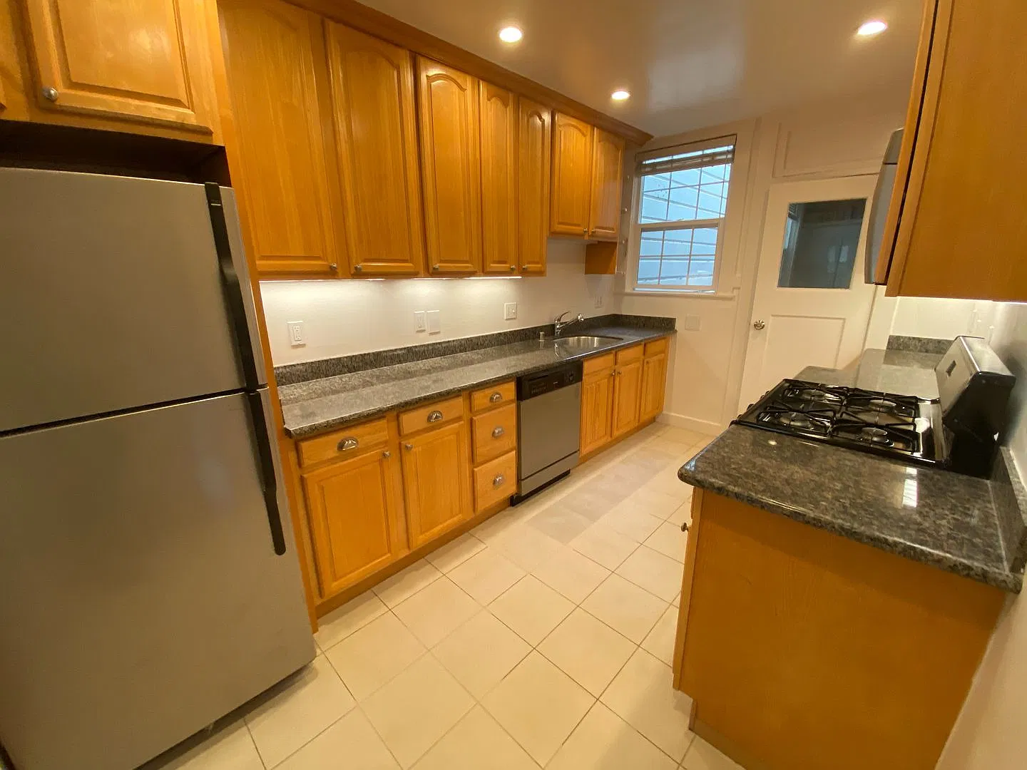 2Br 1Bath with in Unit Laundry and private garage parking — Photo 3