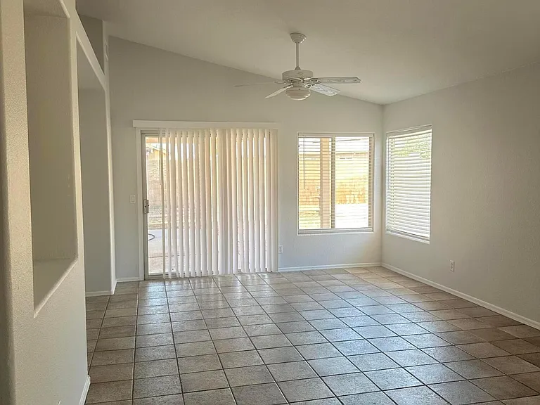 9426 W Monroe St — Photo 6